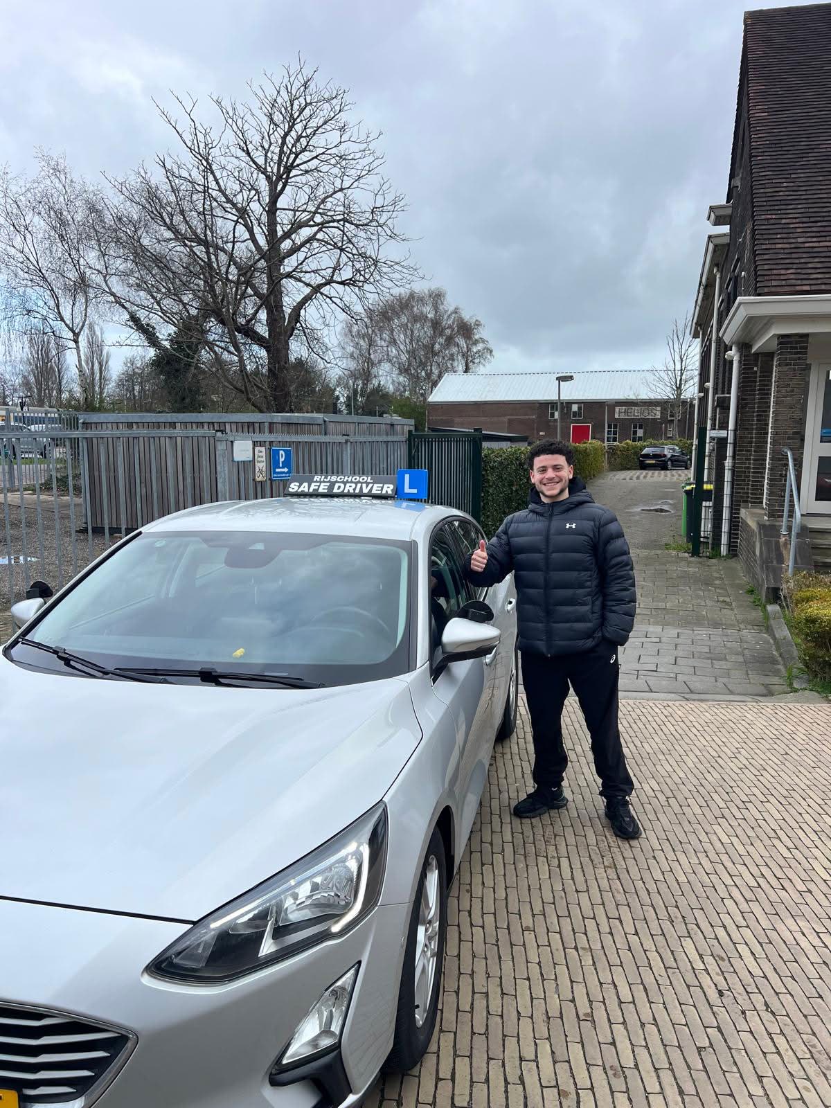 Leerling naast de lesauto na het slagen bij Safe Driver