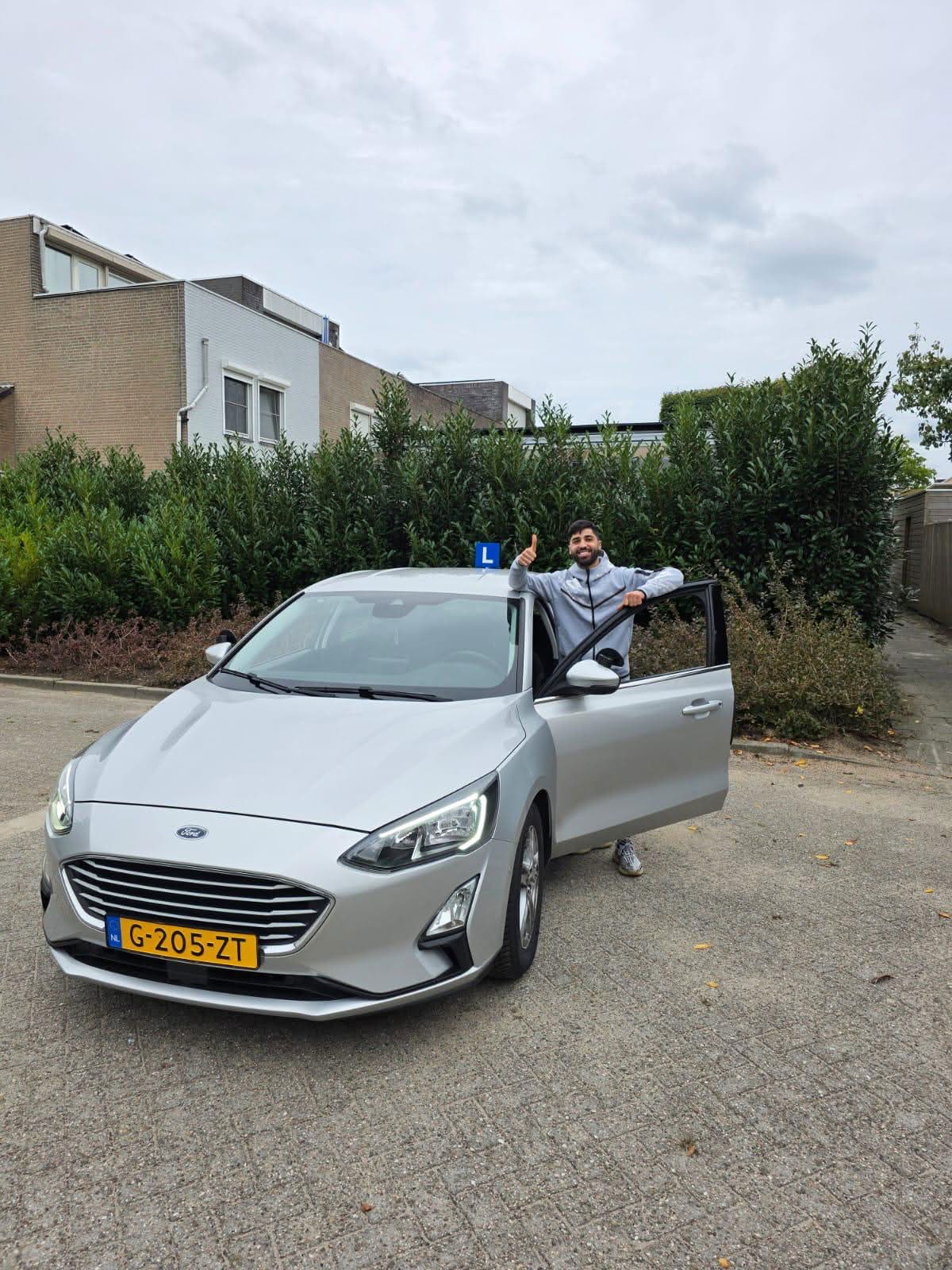 Leerling met lesauto van Rijschool Safe Driver